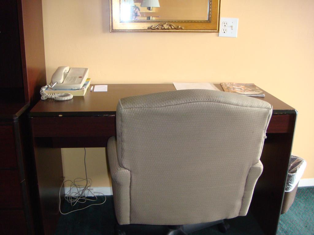 Westwoods Inn & Suites Woodhaven Extérieur photo