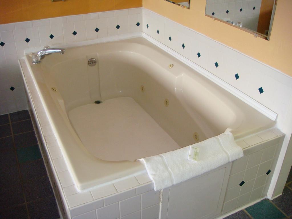 Westwoods Inn & Suites Woodhaven Extérieur photo