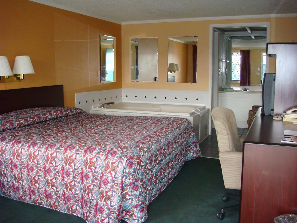 Westwoods Inn & Suites Woodhaven Extérieur photo