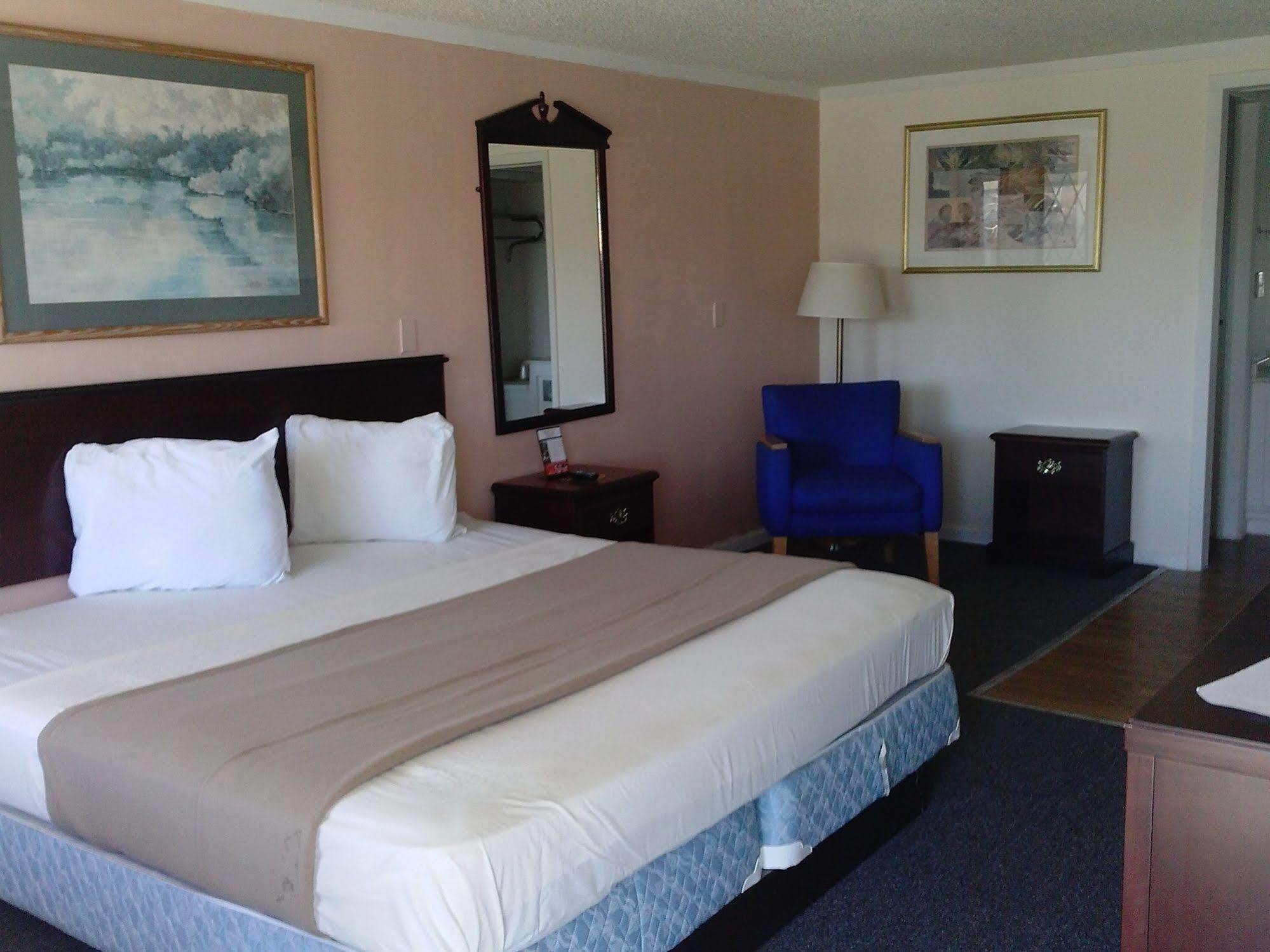 Westwoods Inn & Suites Woodhaven Extérieur photo